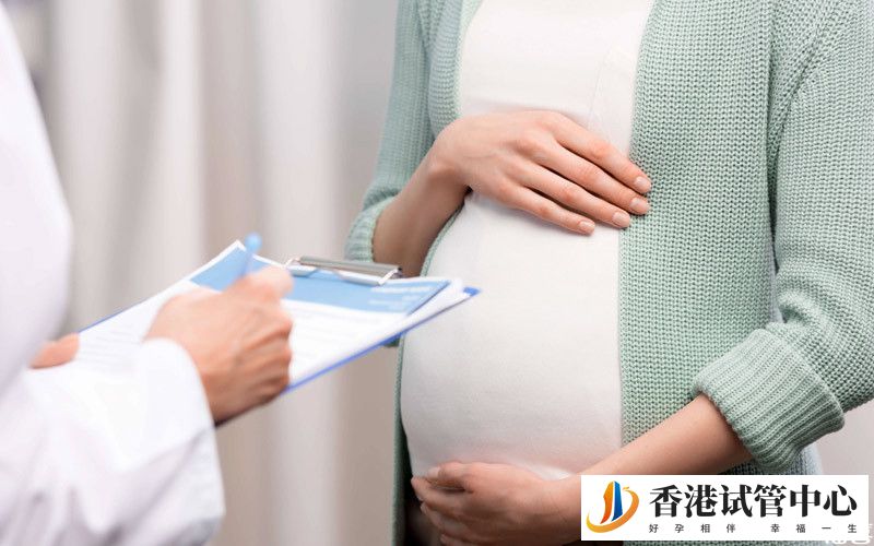 醫生正在給孕婦說明情況