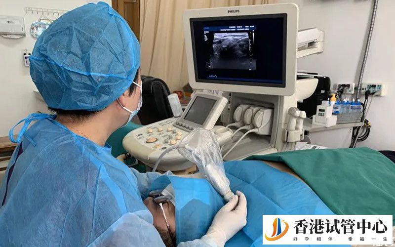 醫(yī)生正在詢問女性身體情況